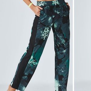 Fabletics Annalies Pants in Nocturnal Floral Print/Black/Spruce Small